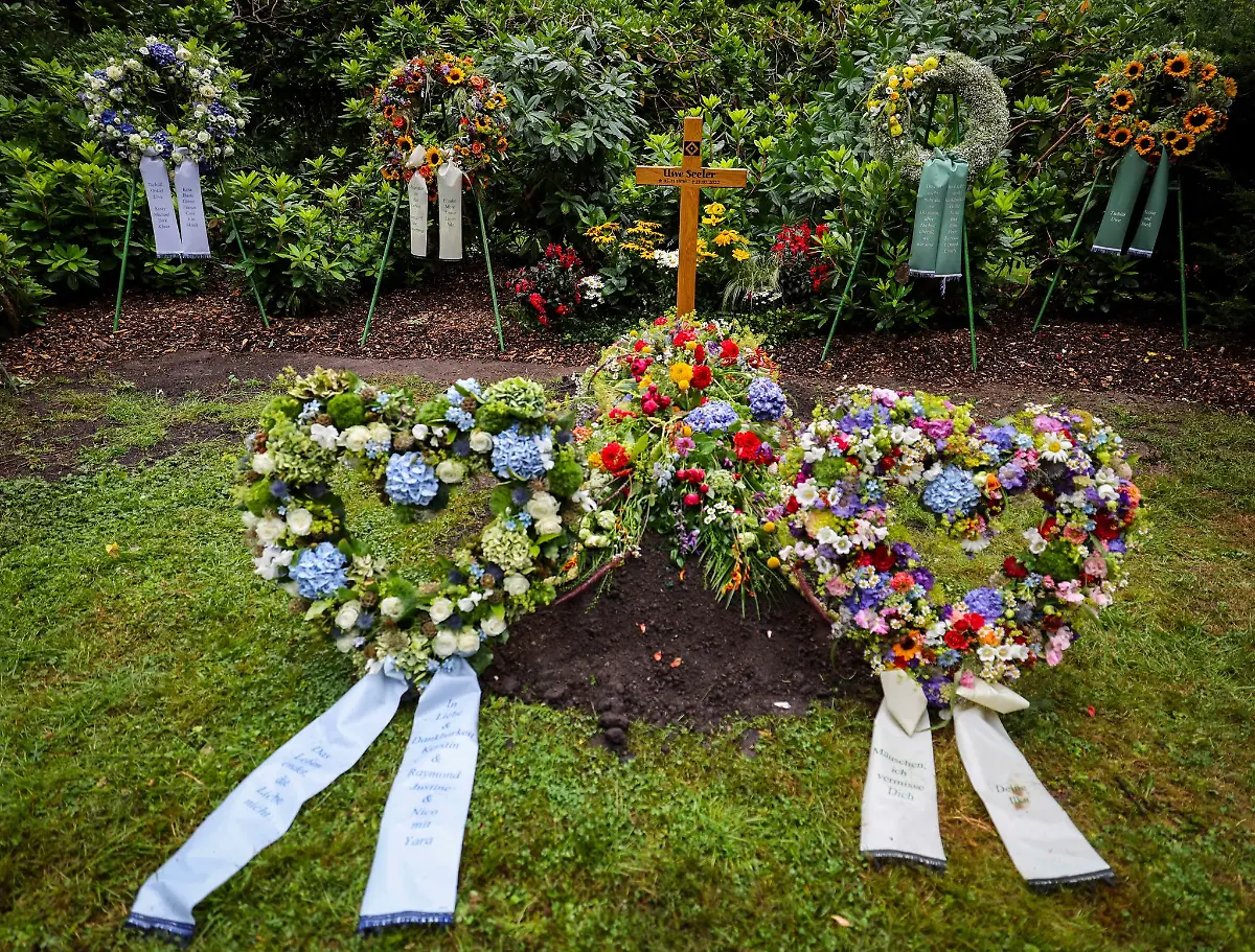 Zahlreiche-Kraenze-und-Blumen-schmuecken-das-Grab-der-Fussballlegende-Uwe-Seeler