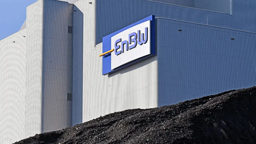 Das-Logo-der-EnBW-ist-an-einem-Kraftwerk-zu-sehen