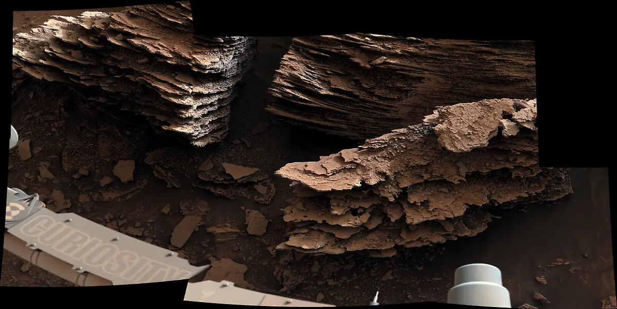 E1-PIA25368-Curiositys-Mastcam-Views-Flaky-Streambed-Rocks