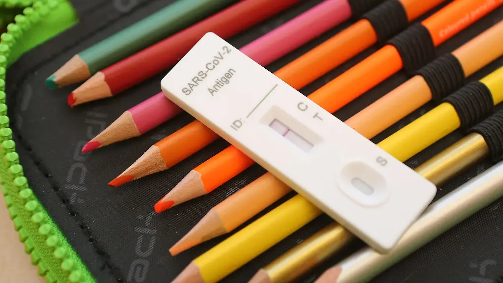 Ein-Kit-fuer-einen-Corona-Schnelltest-liegt-auf-dem-Federmaeppchen-eines-Schuelers