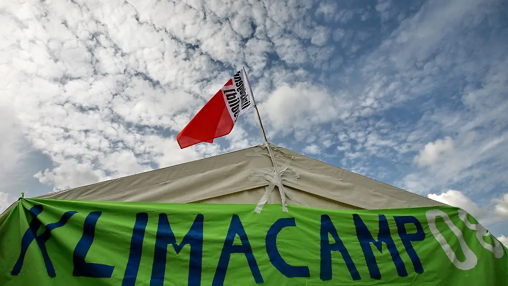Ein-Transparent-mit-der-Aufschrift-Klimacamp-haengt-an-einem-Zelt-eines-Antirassismus-und-Klimacamps-in-Hamburg-Lurup