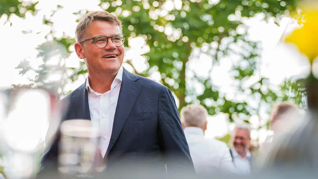 Hessens-Ministerpraesident-Boris-Rhein-CDU-spricht-bei-einem-Empfang-zu-Journalisten