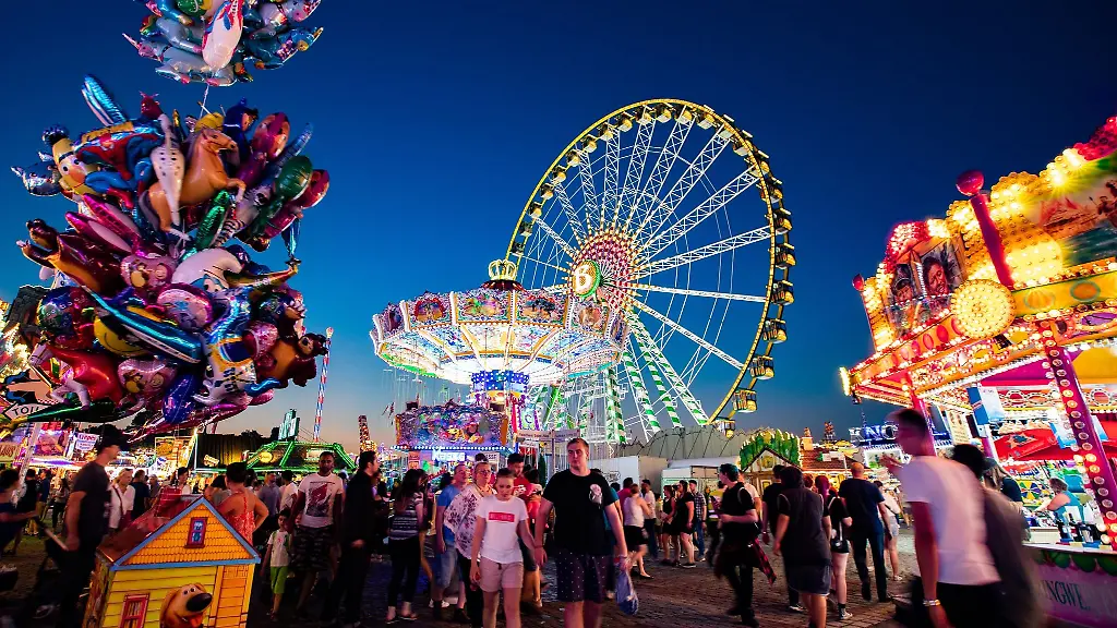 Ein-Riesenrad-dreht-sich-auf-der-Cranger-Kirmes