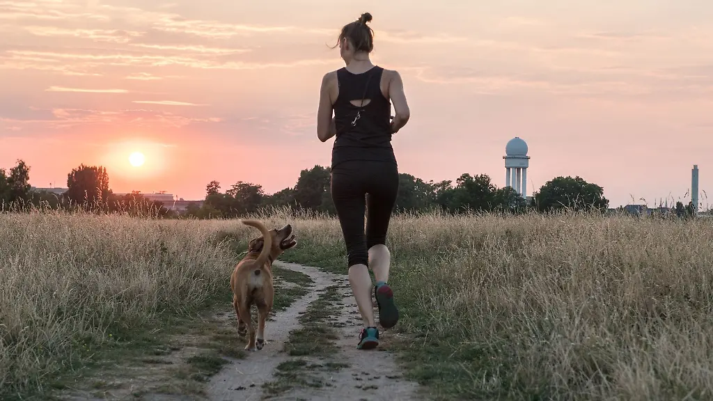 An-heissen-Tagen-verlegt-man-die-Joggingrunde-besser-in-die-kuehleren-Morgen-oder-Abendstunden