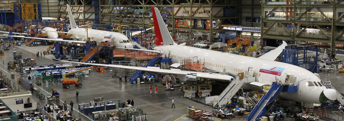 Dreamliner-Produktion "am laufenden Band": Der Boeing-Auftrag aus dem Pentagon fällt kaum ins Gewicht.