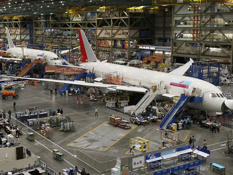 Dreamliner-Produktion "am laufenden Band": Der Boeing-Auftrag aus dem Pentagon fällt kaum ins Gewicht.