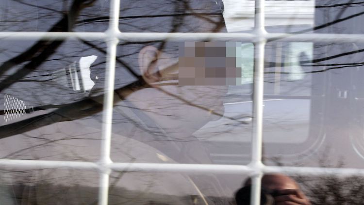 Ingo B. wird in einem Polizeifahrzeug zum Landgericht in Baden-Baden gebracht.