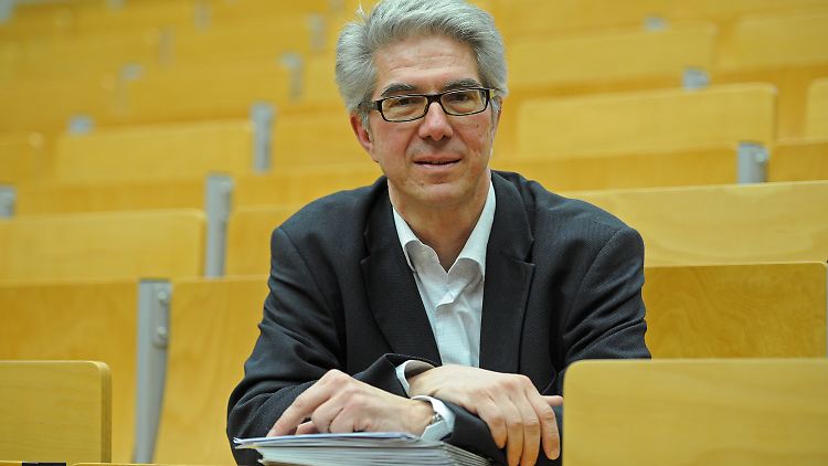 Forensiker Michael Osterheider im Hörsaal der Bezirksklinik in Regensburg.