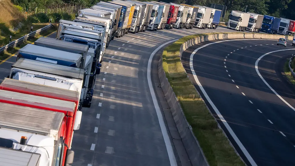 Vor-nicht-mal-einer-Woche-trat-das-Lkw-Nachtfahrverbot-auf-der-Inntalautobahn-in-Kraft-Nun-gibt-es-erste-Beschwerden
