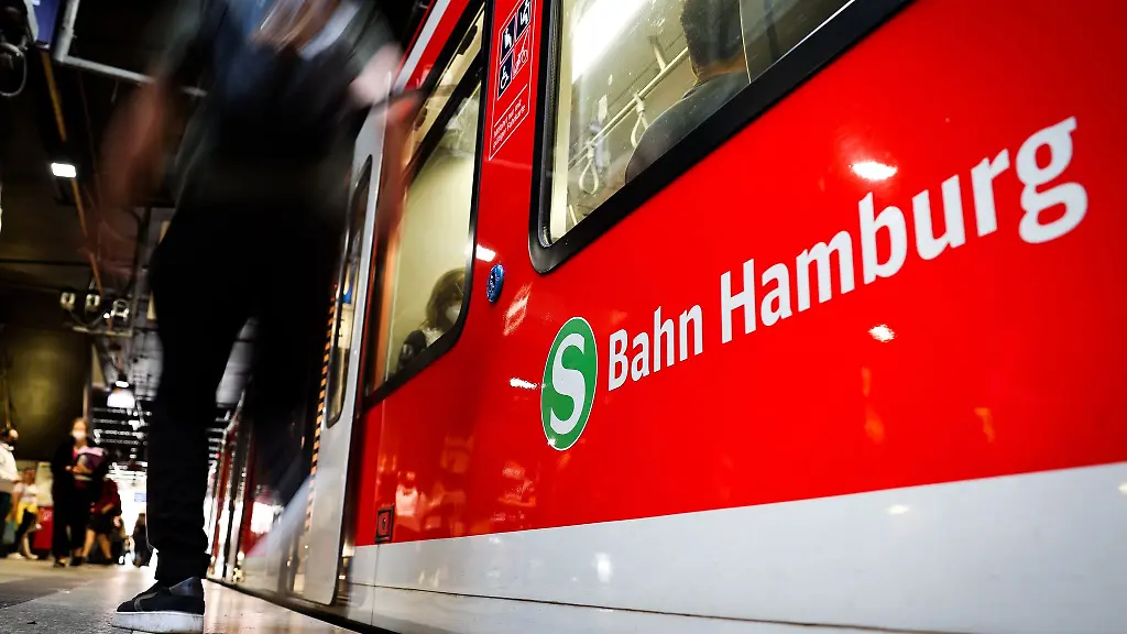 Eine-S-Bahn-in-Hamburg