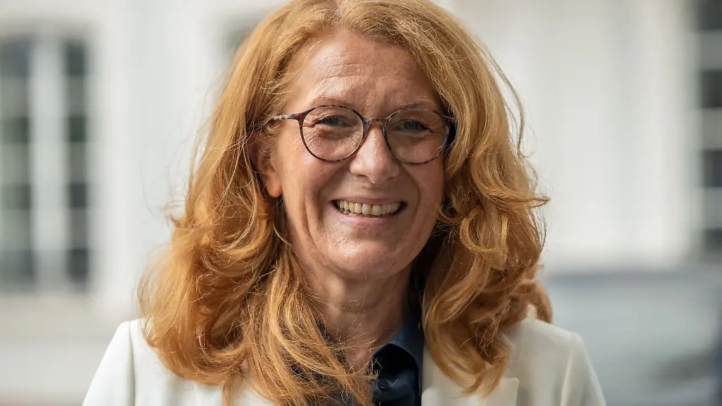 Petra-Berg-laechelt-in-der-Staatskanzlei-in-die-Kamera