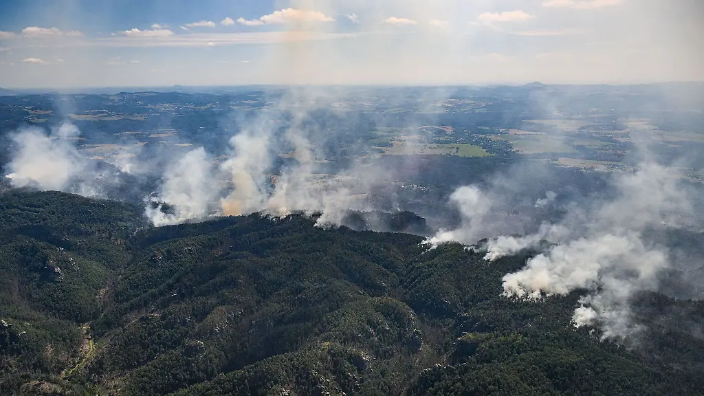 Blick-aus-einem-Hubschrauber-der-Bundespolizei-auf-die-Waldbraende-im-Nationalpark-Saechsische-Schweiz