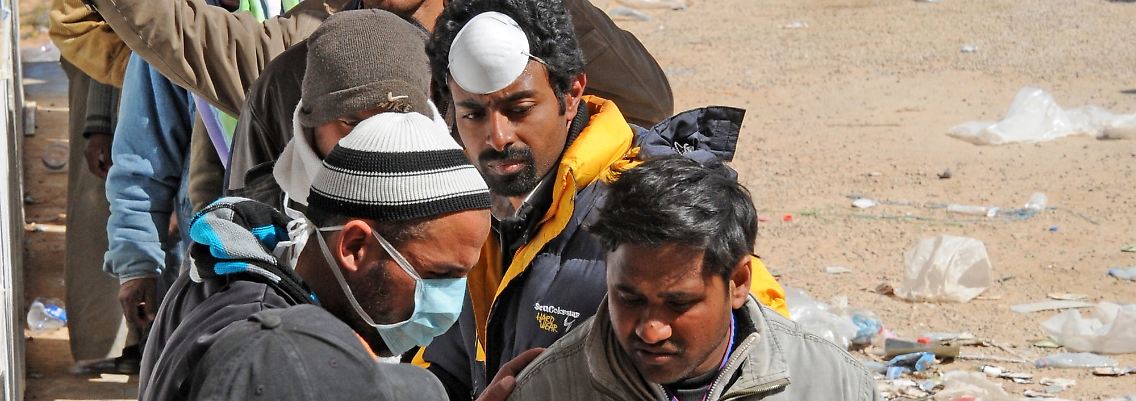 Tunesien muss derzeit nicht nur eine Revolution zu einem erfolgreichen Ende bringen, sondern auch mit Flüchtlingsströmen aus Libyen fertigwerden.