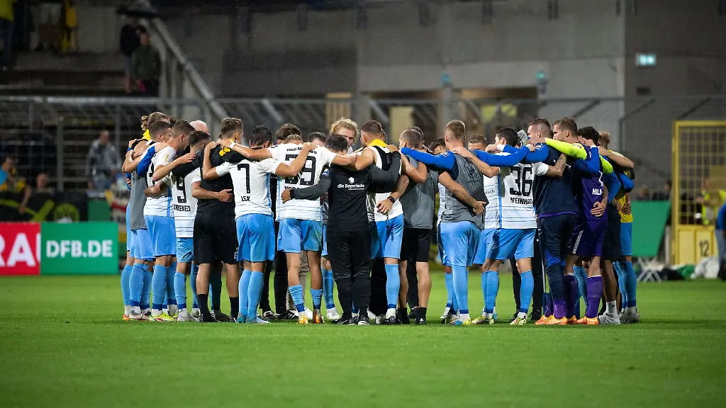 Muenchen-Spieler-bilden-nach-Abpfiff-gegen-den-BVB-einen-Kreis