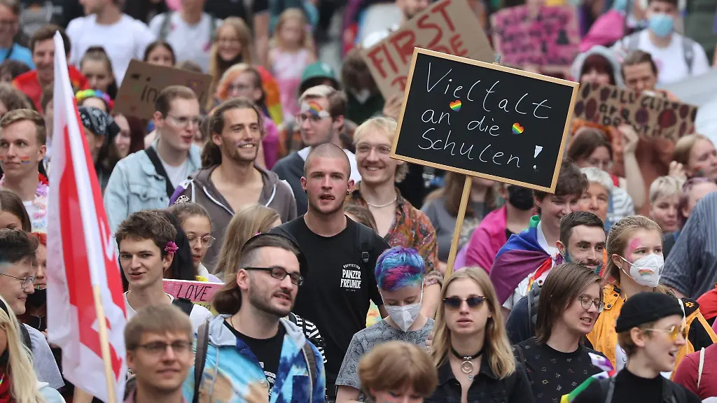 Menschen-gehen-beim-Jenaer-Christopher-Street-Day-CSD-durch-die-Innenstadt