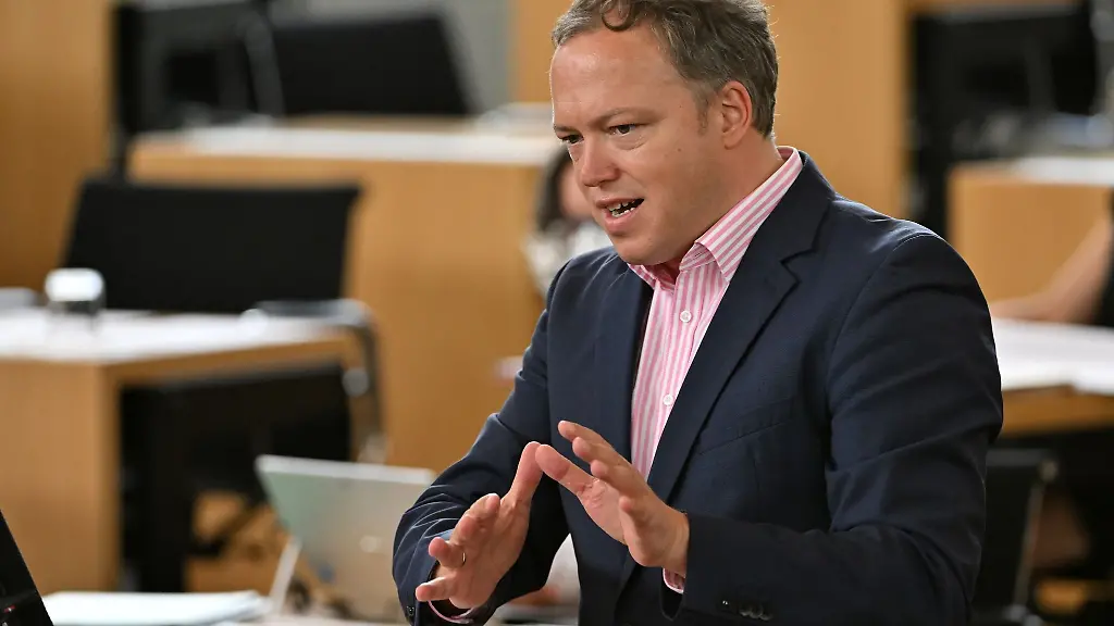 Mario-Voigt-spricht-im-Plenarsaal-des-Thueringer-Landtags