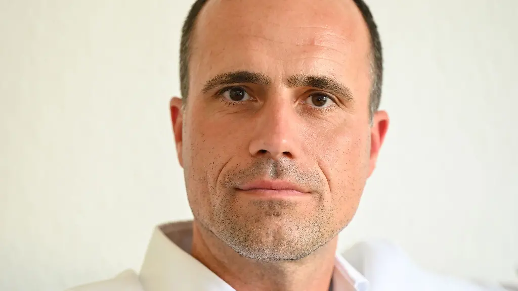 Clemens-Hoch-SPD-Minister-fuer-Wissenschaft-und-Gesundheit-von-Rheinland-Pfalz-schaut-in-die-Kamera