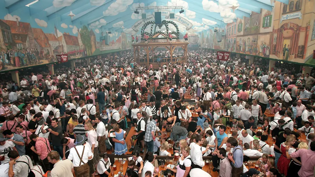 Das-voll-besetzte-Hacker-Pschorr-Bierzelt-auf-dem-Oktoberfest