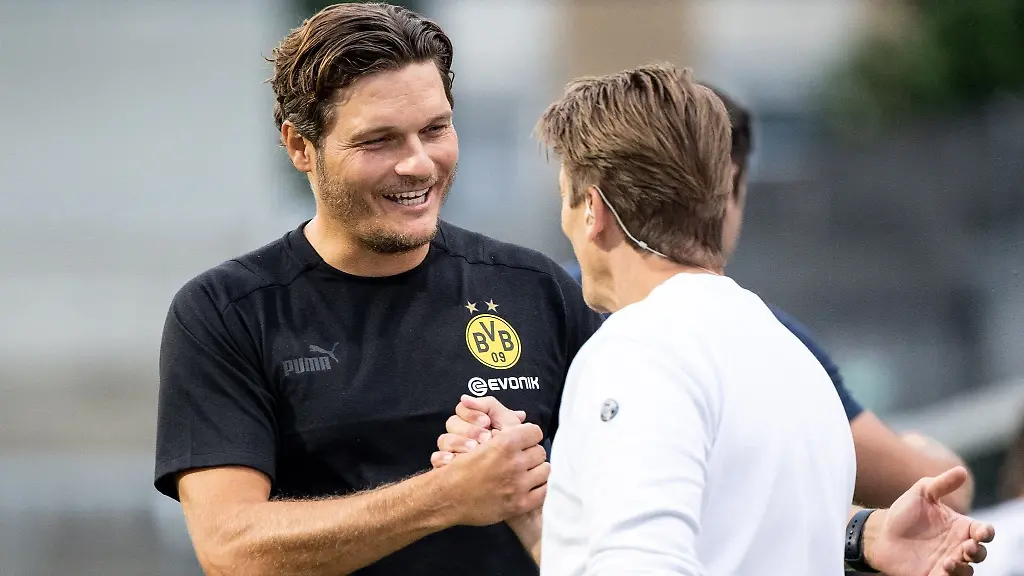 Trainer-Edin-Terzic-l-von-Borussia-Dortmund-gibt-vor-Spielbeginn-ein-Interview