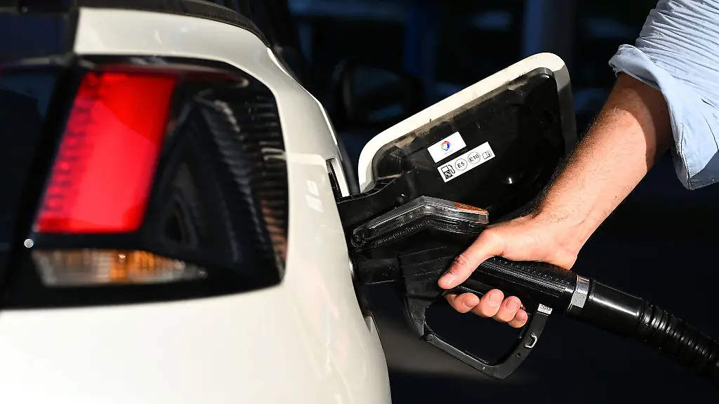 Ein-Mann-betankt-ein-Auto