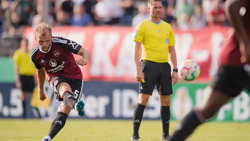 Nuernbergs-Johannes-Geis-trifft-per-Freistoss-zur-1-0-Fuehrung-Rechts-daneben-steht-Schiedsrichter-Robert-Kampka