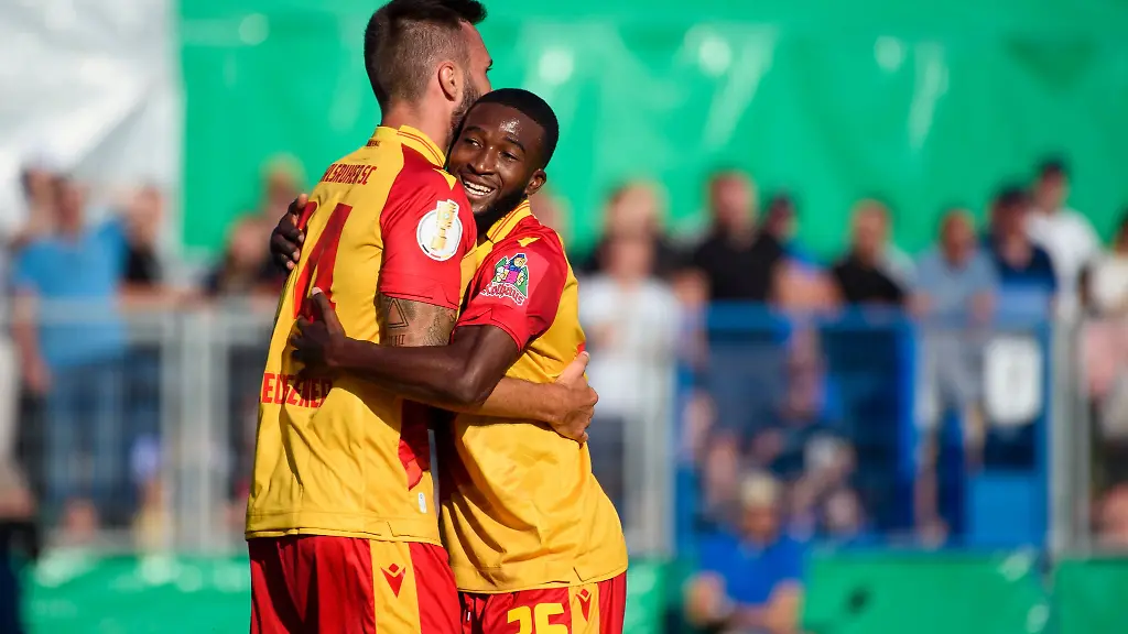 Die-Karlsruher-Fabian-Schleusener-und-Kelvin-Arase-umarmen-sich-nach-einem-der-drei-Treffer-von-Schleusner