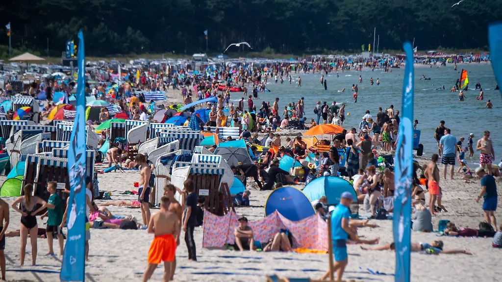 Sonniges-Wetter-herrscht-am-Strand-des-Seebads-Binz-auf-der-Insel-Ruegen
