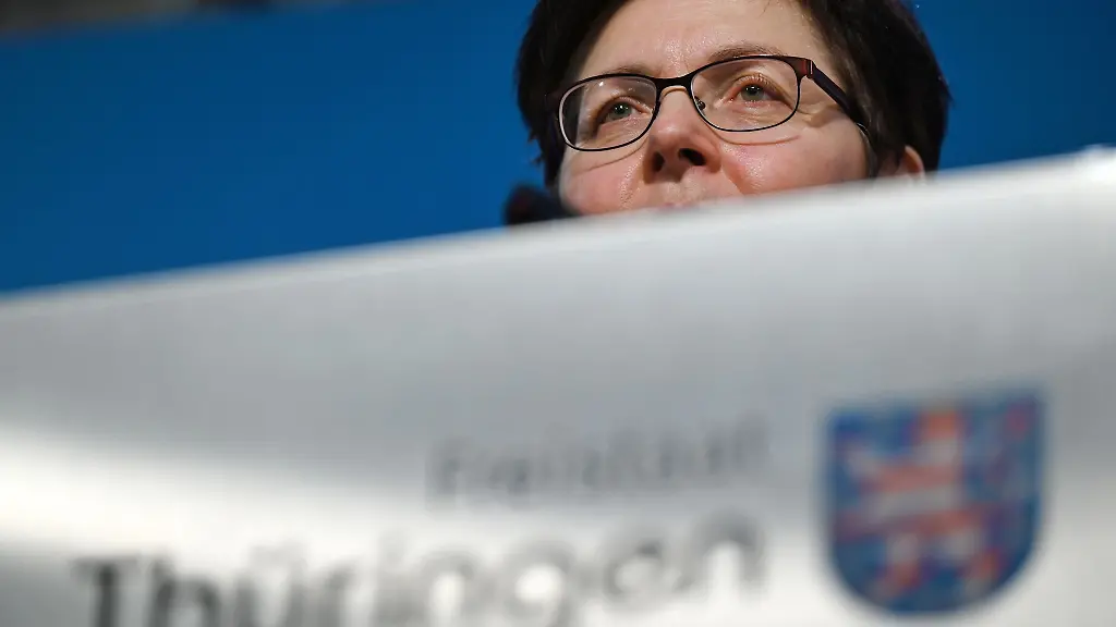 Heike-Taubert-waehrend-einer-Pressekonferenz