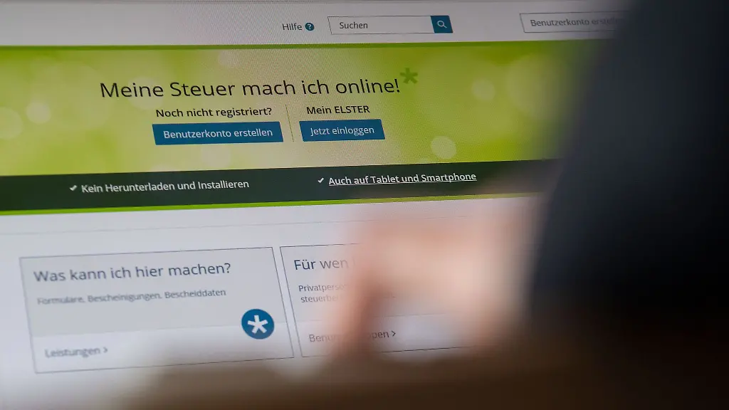 Eine-Frau-bedient-das-Online-Steuerportal-Elster