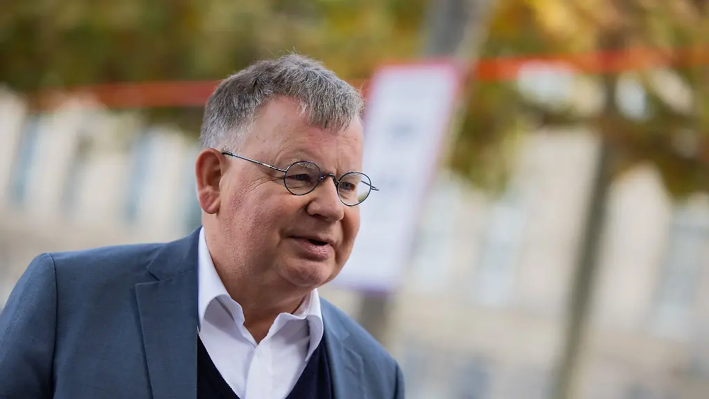 Hans-Jochem-Witzke-Vorsitzender-des-Mietervereins-Duesseldorf-spricht