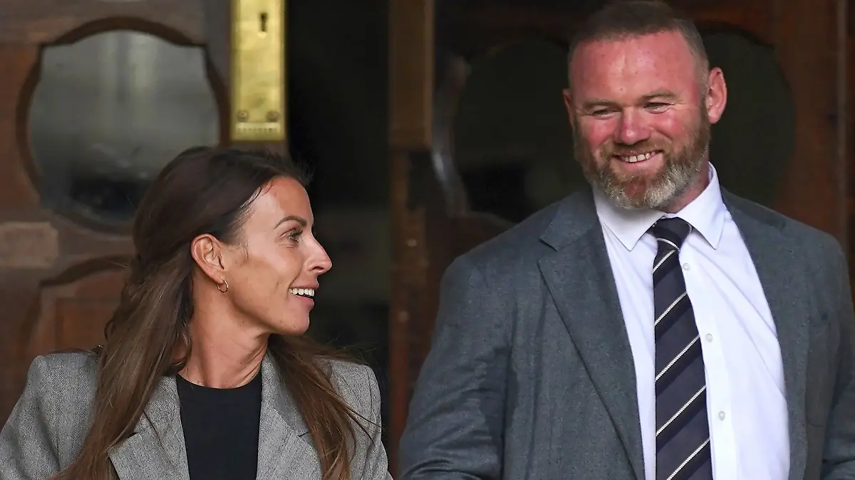 Gewonnen-Coleen-und-Wayne-Rooney-beim-Verlassen-des-Royal-Courts-Of-Justice-in-London