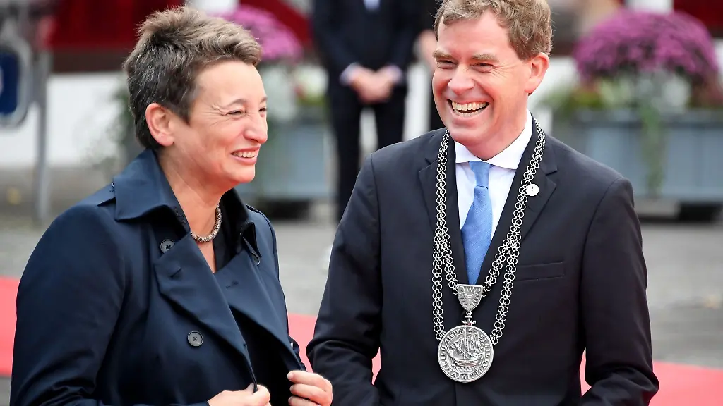 Die-ehemalige-Umweltstaatssekretaerin-Anke-Erdmann-Buendnis-90-Die-Gruenen-steht-an-der-Seite-ihres-Ehemanns