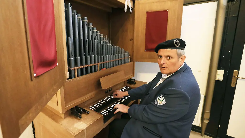 Juergen-Poggel-Orgel-Spieler-aus-Suedwestfalen-spielt-auf-einer-Orgel