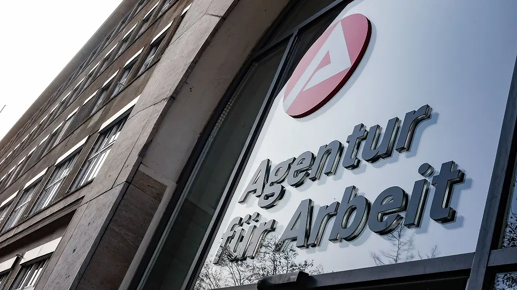 Agentur-fuer-Arbeit-haengt-ueber-dem-Eingang-der-Bundesagentur