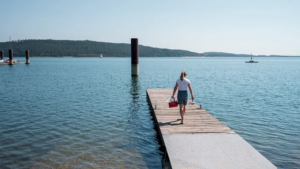 Julia-Wittmann-geht-ueber-einen-Stag-um-dort-eine-Wasserprobe-zu-entnehmen