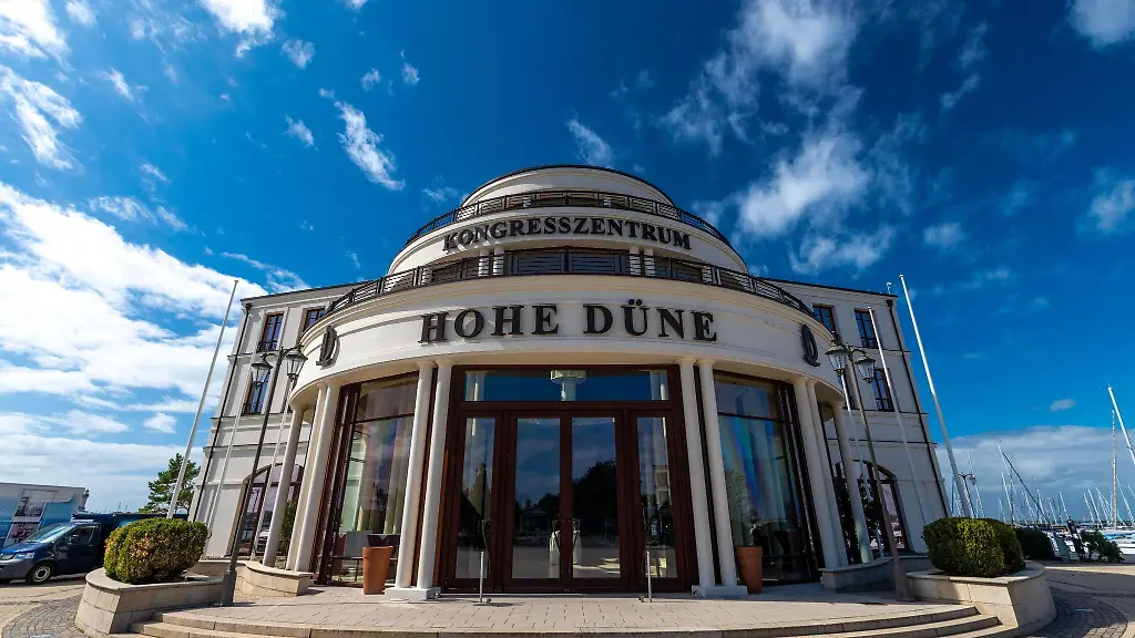 Eines-der-Gebaeude-des-Hotelkomplexes-Yachthafenresidenz-Hohe-Duene