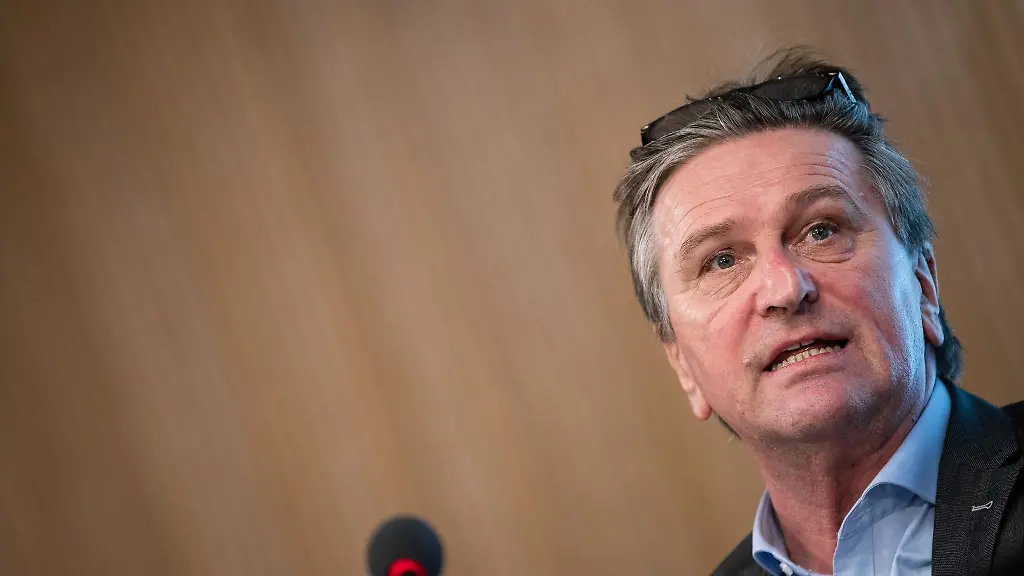 Manfred-Lucha-Buendnis-90-Die-Gruenen-Gesundheitsminister-spricht-bei-der-Pressekonferenz