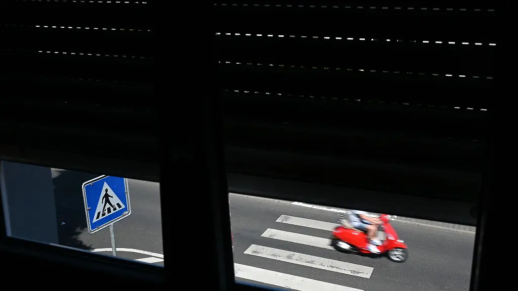 Die-Jalousie-an-einem-Wohnungsfenster-in-Frankfurt-ist-bei-Sonnenschein-heruntergelassen