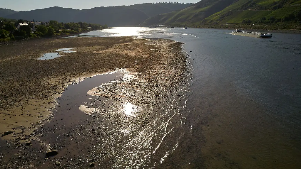 Ein-Frachtschiff-passiert-auf-dem-Rhein-bei-Osterspai-eine-Sandbank