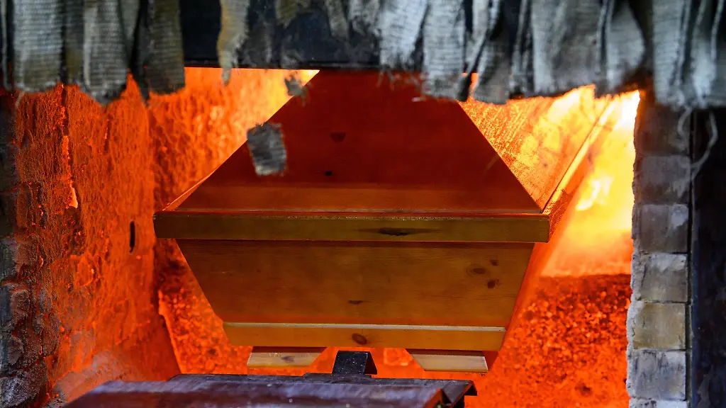 Ein-Sarg-wird-in-einem-Krematorium-in-den-Einaescherungsofen-eingefahren
