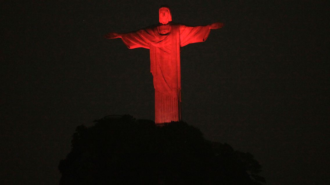 Die Statue wurde auch vorher schon gelegentlich bunt angestrahlt (so wie hier am Welt-Aids-Tag 2009), aber nun immer und mit weniger Stromverbrauch.