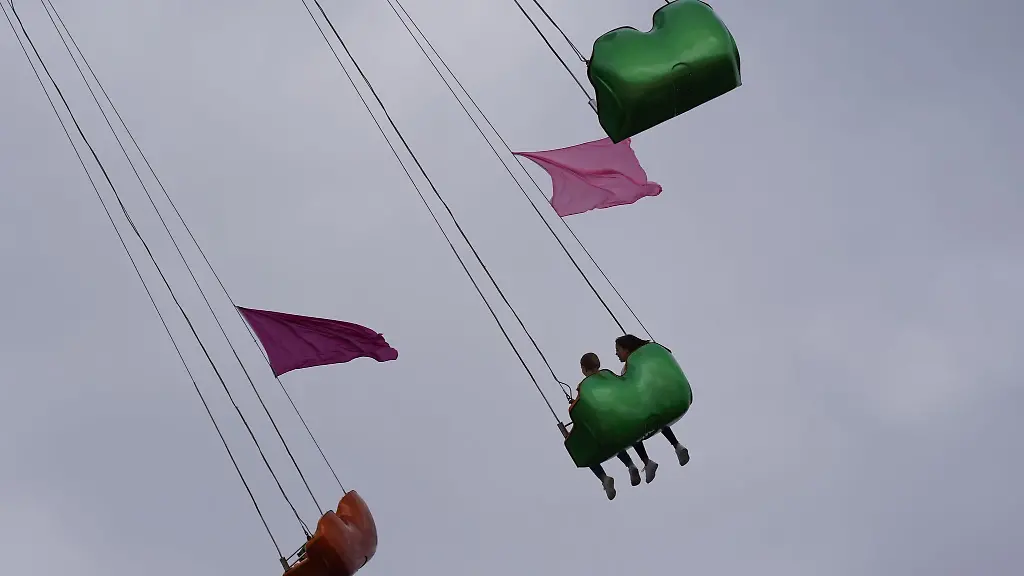 Leute-fahren-in-einem-Kettenkarussell