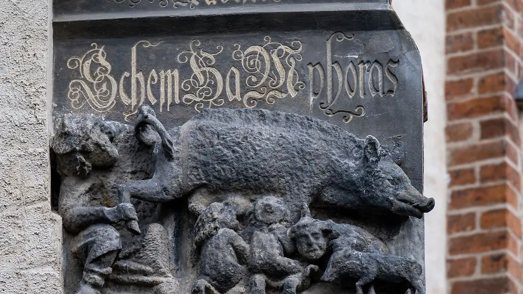 Eine-als-Judensau-bezeichnete-Schmaehplastik-ist-an-der-Stadtkirche-Wittenberg-zu-sehen