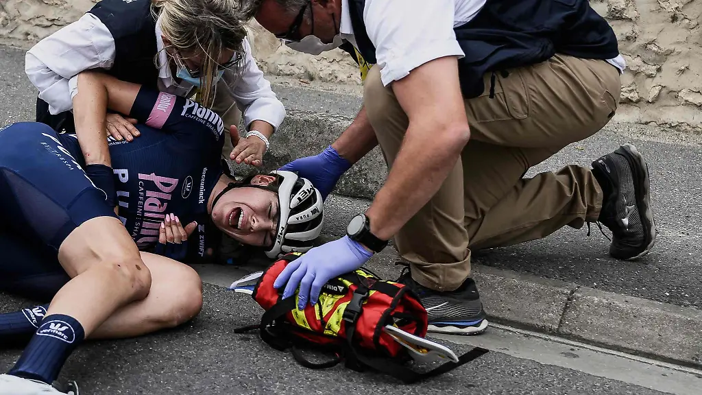 Verletzte-sich-beim-schweren-Massensturz-auf-der-2-Etappe-erheblich-Die-deutsche-Fahrerin-Laura-Suessemilch