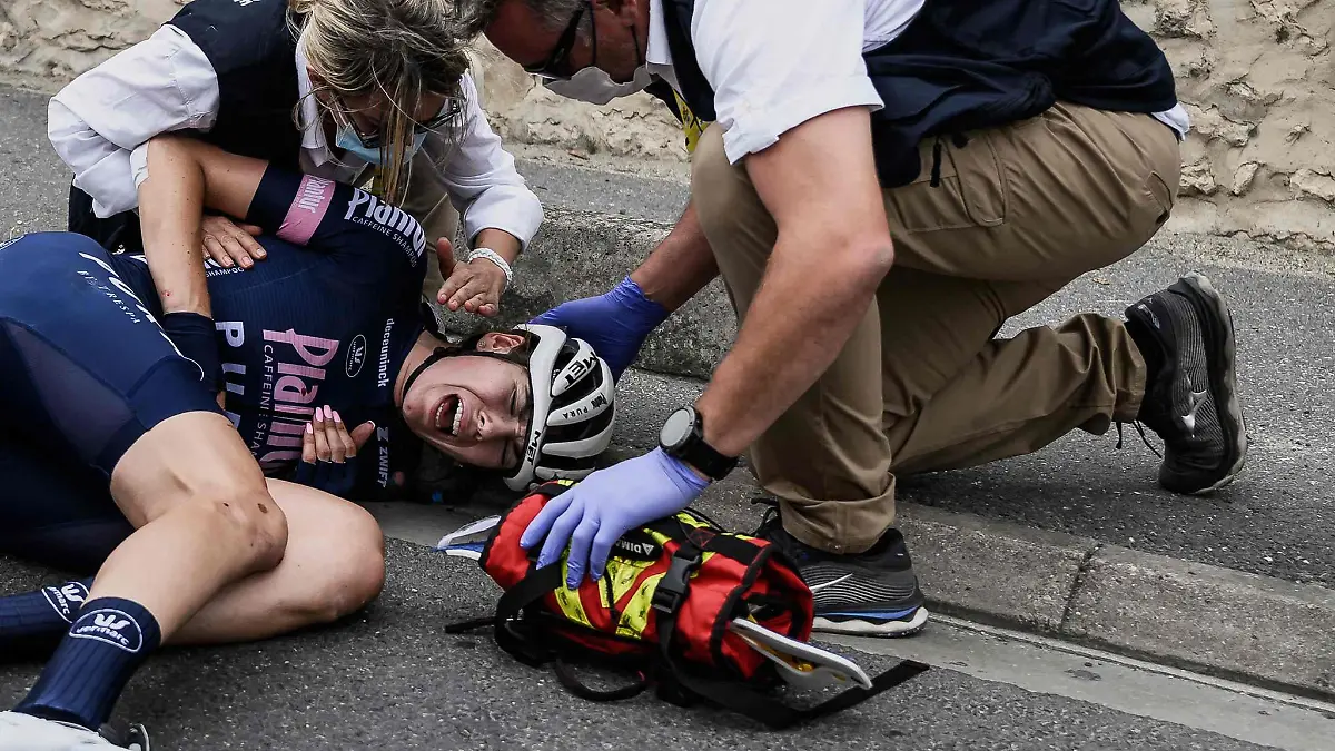 Verletzte-sich-beim-schweren-Massensturz-auf-der-2-Etappe-erheblich-Die-deutsche-Fahrerin-Laura-Suessemilch