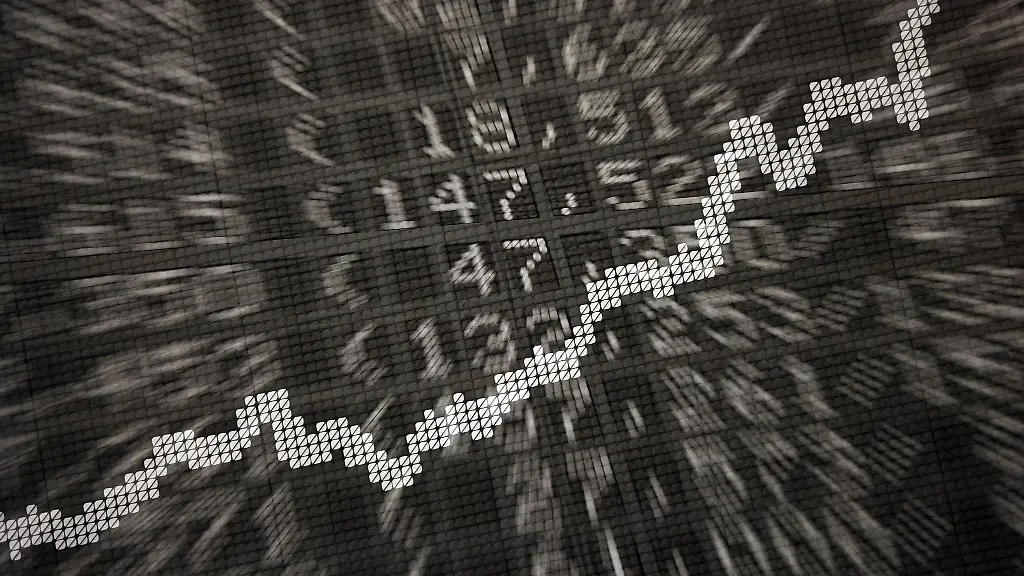 Die-grosse-Anzeige-in-der-Boerse-in-Frankfurt-zeigt-verschiedene-Boersenkurse