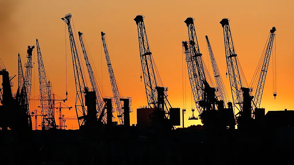 Kraene-im-Hamburger-Hafen-Der-IWF-schraubt-seine-Wachstumsprognose-fuer-die-Wirtschaft-nach-unten