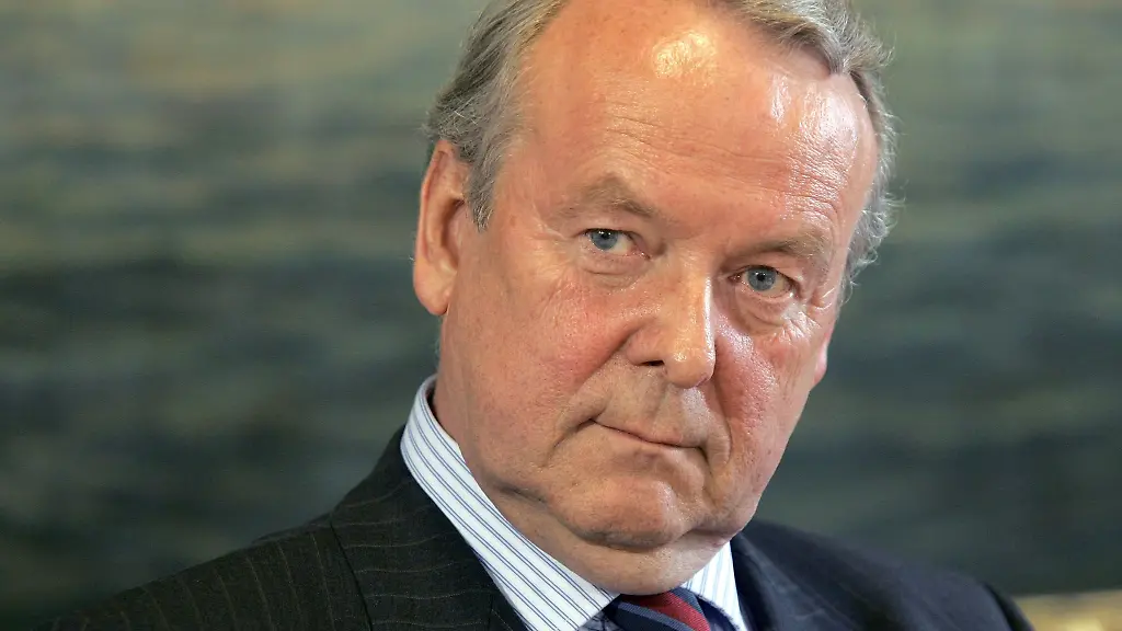 Der-damalige-Bremer-CDU-Fraktionsvorsitzende-Hartmut-Perschau-gibt-eine-Pressekonferenz-zur-Buergerschaftswahl-im-Rathaus