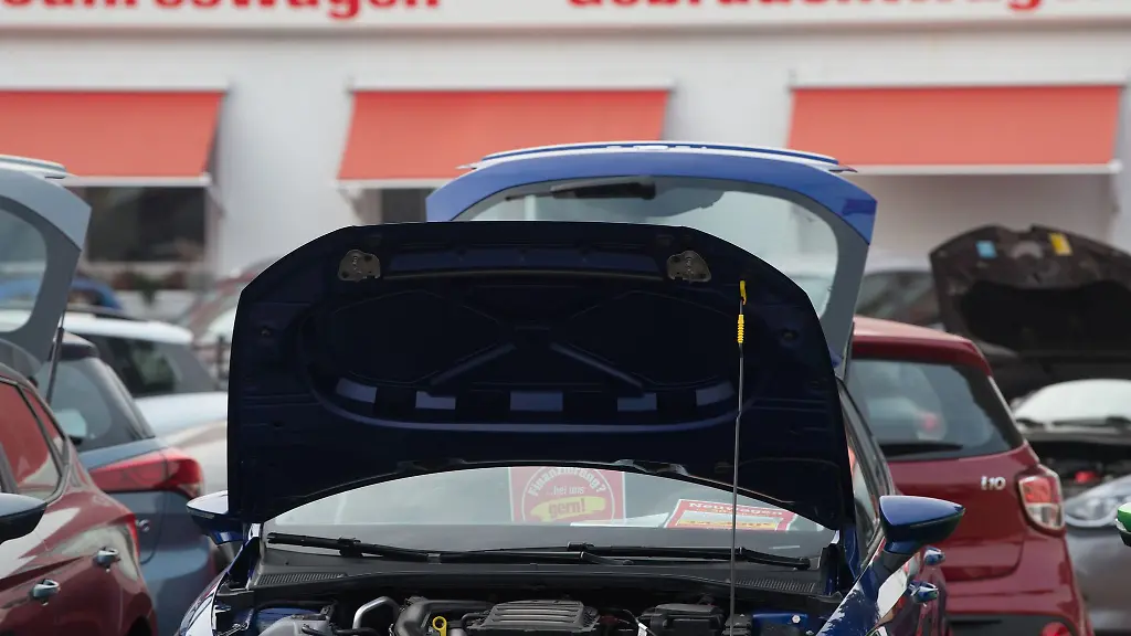 Neu-und-Gebrauchtwagen-stehen-bei-einem-Autohaendler-nebeneinander
