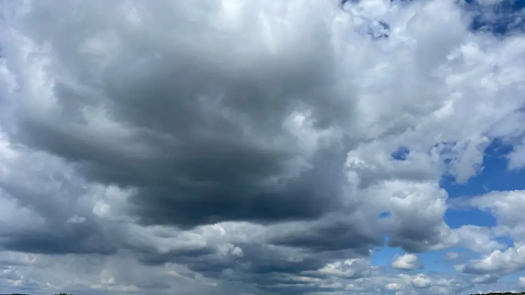 Tief-haengen-dichte-Wolken-bei-Wittlich
